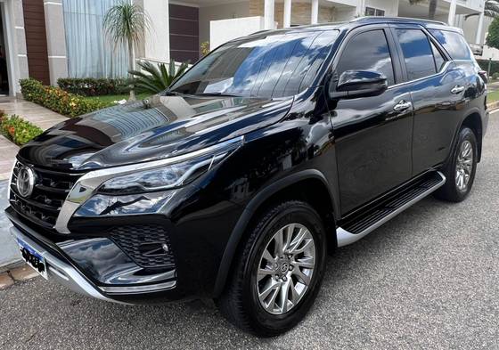 TOYOTA HILUX SW4 2.8 D-4D TURBO DIESEL SRX 7L 4X4 AUTOMÁTICO TOYOTA HILUX SW4 2.8 D-4D TURBO DIESEL SRX 7L 4X4 AUTOMÁTICO